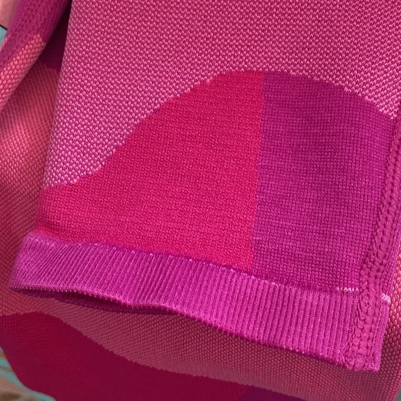 NWT Size M Fushia Fabletics High
Waisted Seamless Leggings - Picture 6 of 8